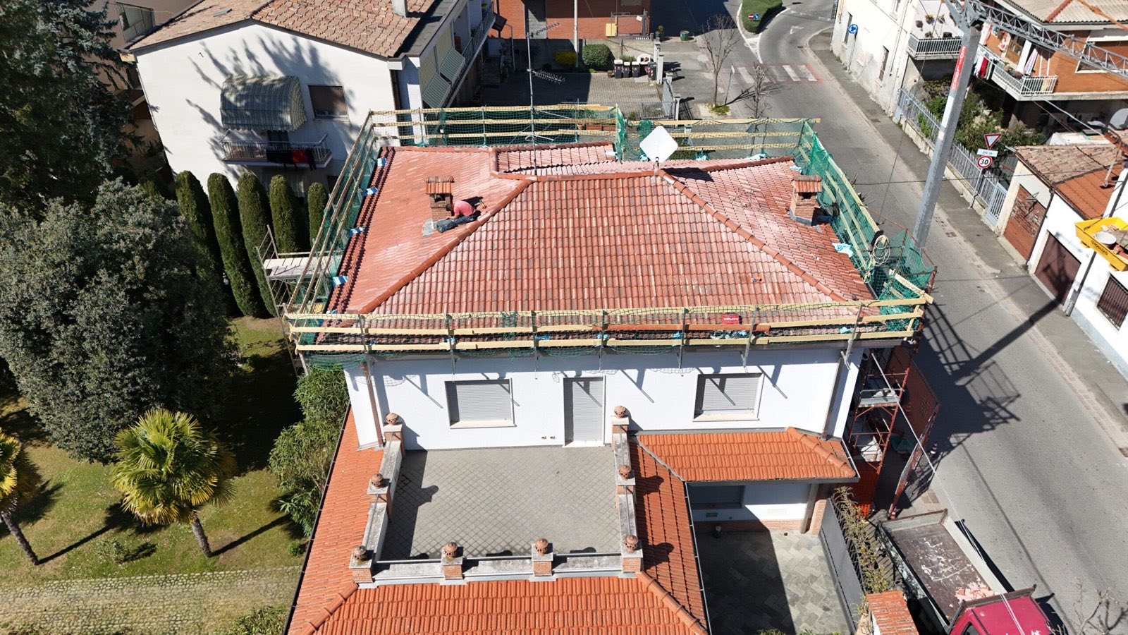 Vista dall'alto di una copertura residenziale in fase di rifacimento, con ponteggio perimetrale.