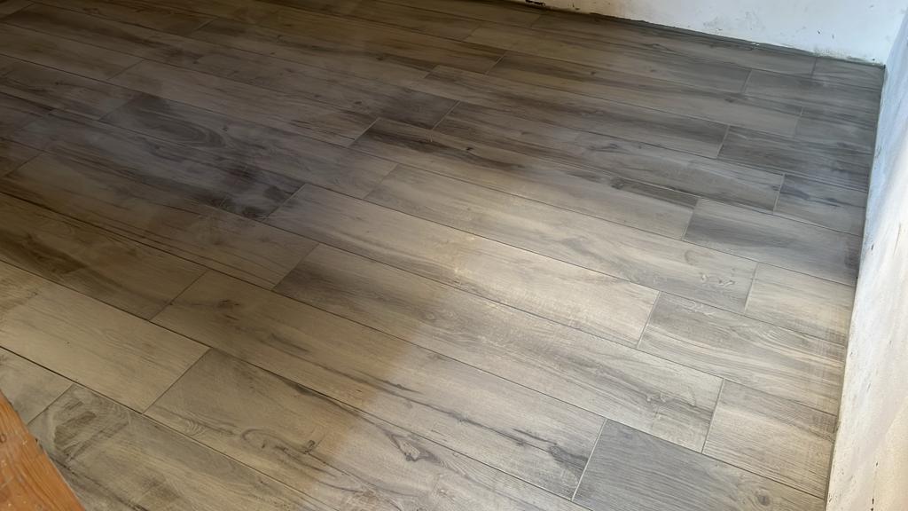 Pavimento in gres effetto legno completato in un locale interno