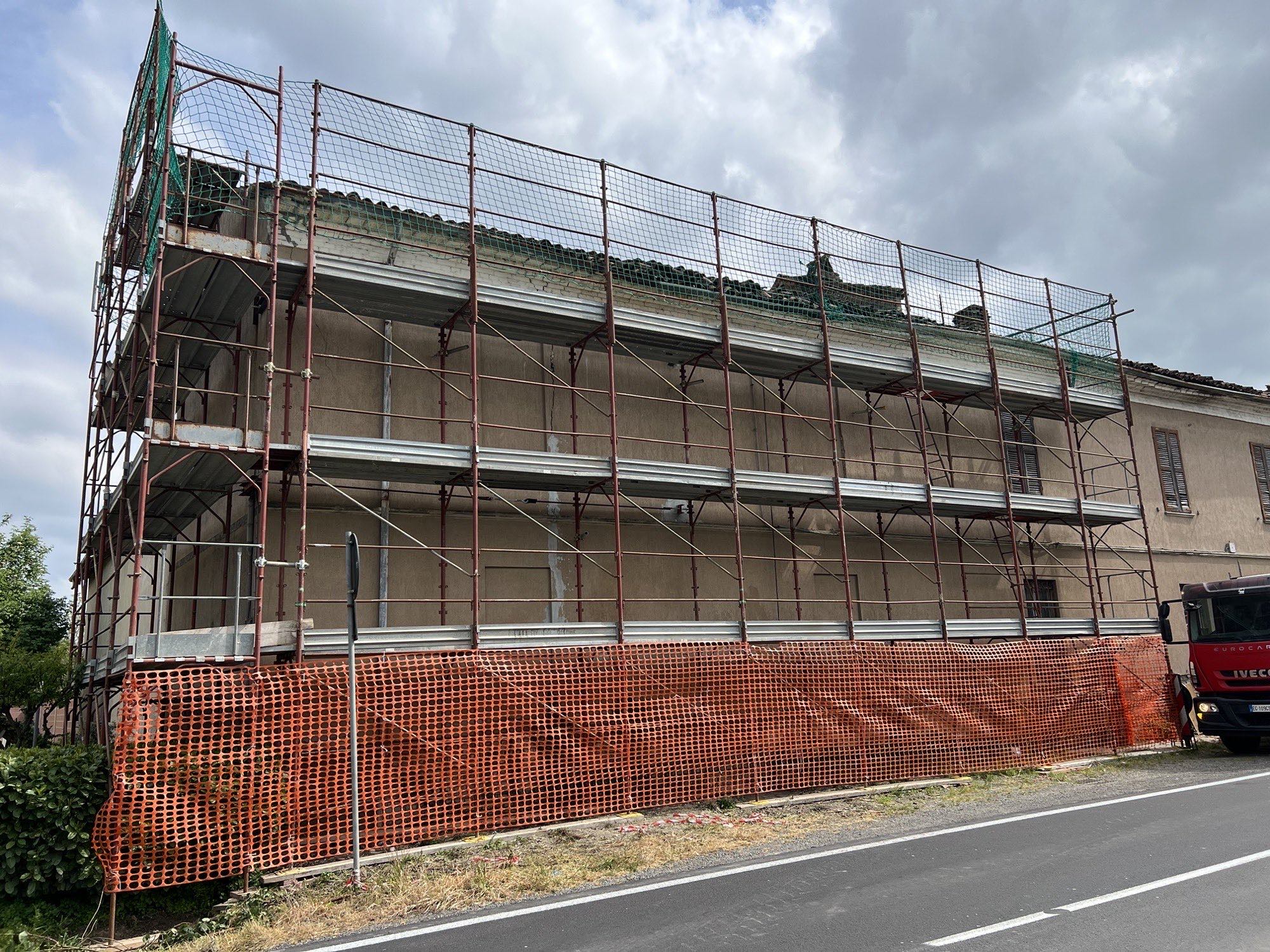 Palazzina in ristrutturazione con il ponteggio montato sul fronte strada